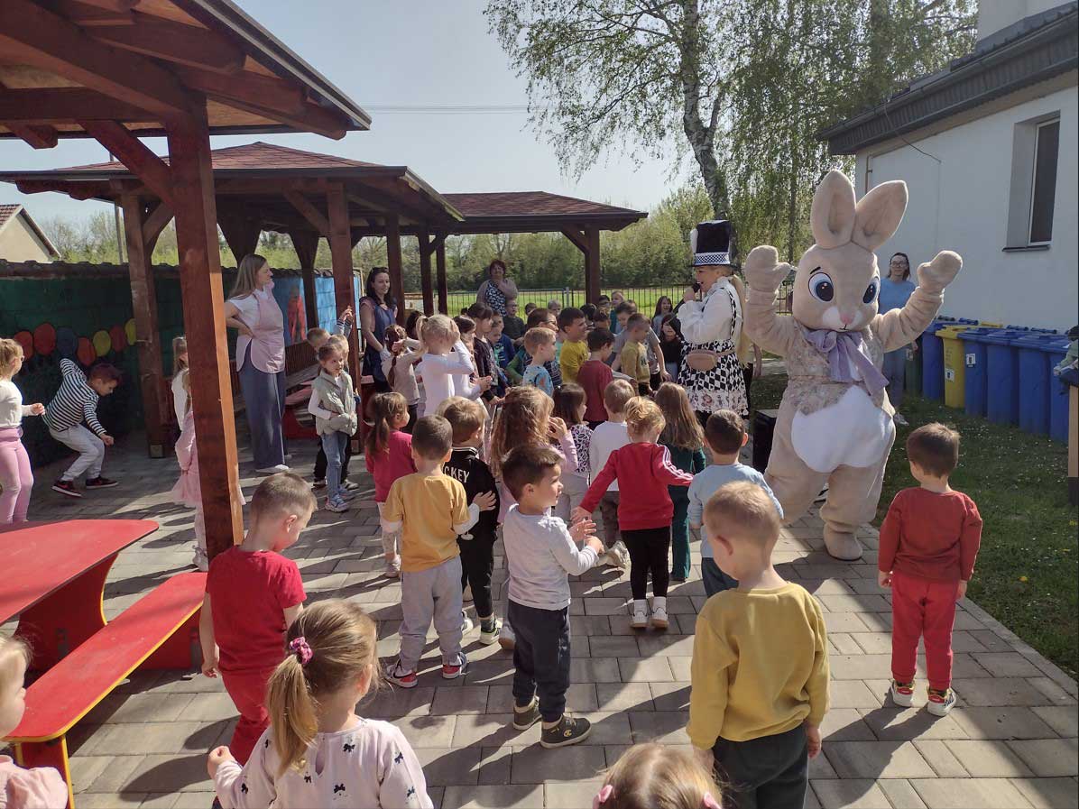 Uskrsni zec oduševio djecu
